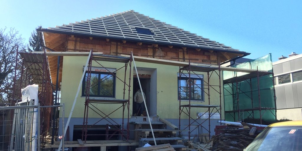 Rekonštrukcia strechy a vonkajšej fasády domu.