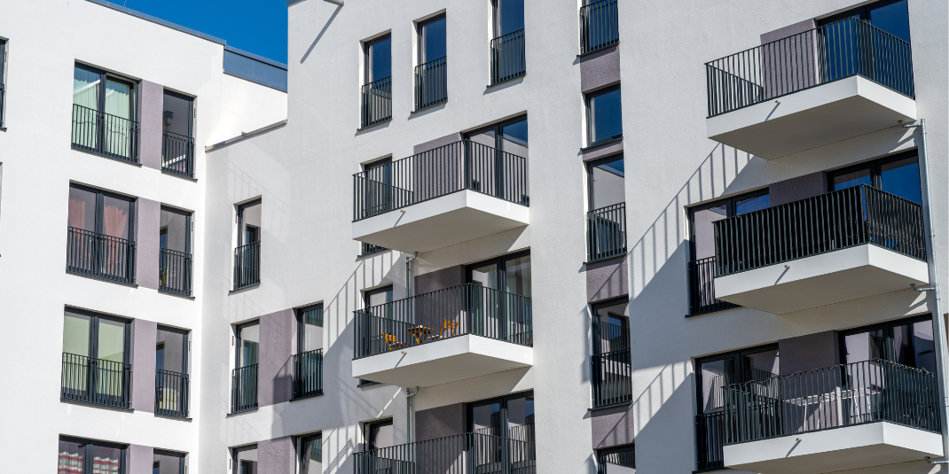 bytový dom s bielou fasádou a balkónmi bytový dom s bielou fasádou a balkónmi