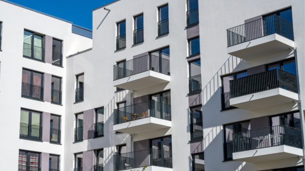 bytový dom s bielou fasádou a balkónmi bytový dom s bielou fasádou a balkónmi